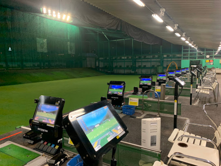 屋外ゴルフ打席