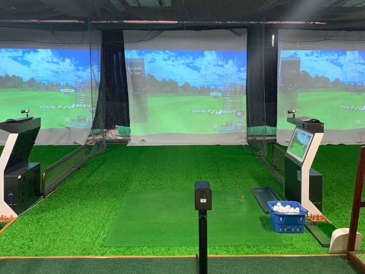 ゴルフシミュレーション機器正面